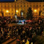 Piazza piena per le luminarie